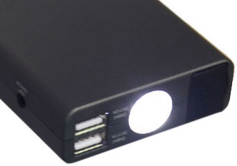 Наличие яркого фонарика — небольшое, но очень полезное дополнение к основному функционалу пуско-зарядного устройства