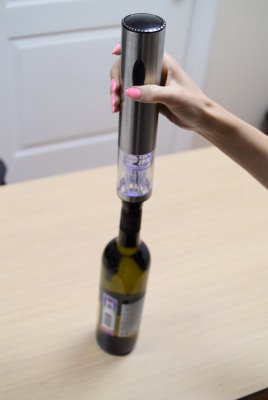 Процедура откупоривания бутылки вина с электроштопором "E-Wine S" очень проста и занимает всего несколько секунд!
