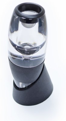 Аэратор для вина "Magic Decanter" дополнен дополнительной компактной подставкой 