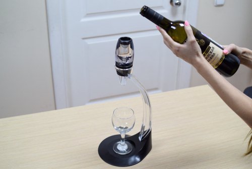 Благодаря наличию держателя аэратором для вина "Magic Decanter" можно удобно пользоваться даже одной рукой