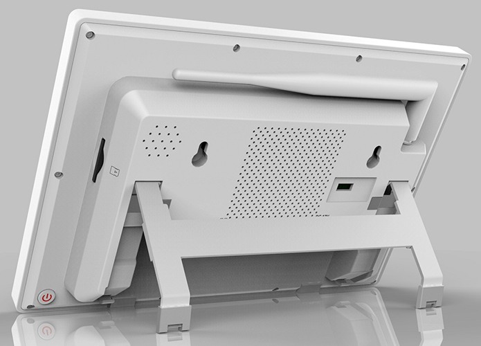 На задней панели центрального блока системы расположен порт HDMI и разъем USB для подключения внешнего жесткого диска, а также имеются крепления для фиксации блока на стене (нажмите на фото для увеличения)