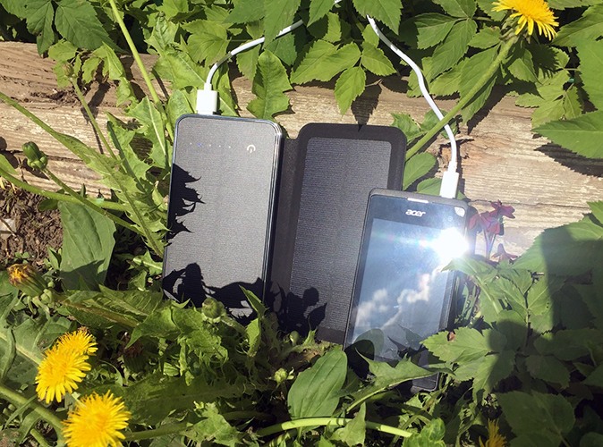 "SITITEK Sun-Battery Duos" может одновременно заряжать мобильное устройство и подзаряжаться от солнца (нажмите на фото для увеличения)
