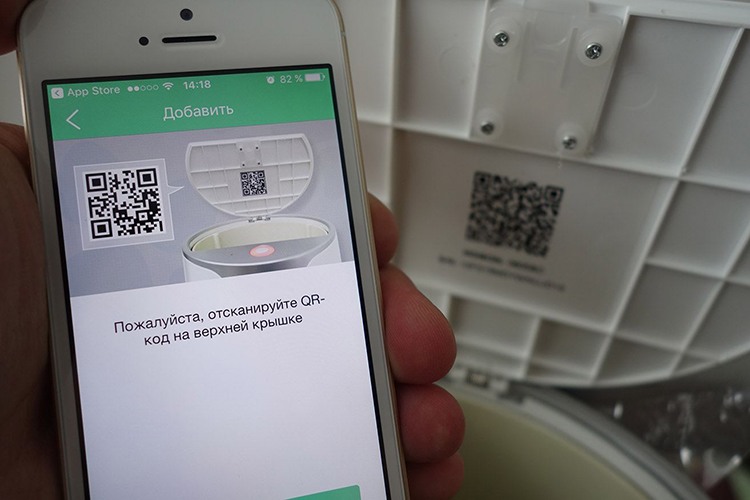 Смартфон легко подключается к кормушке путем сканирования QR-кода на крышке устройства