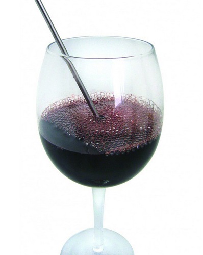 Электронный аэратор "Vinomax One Touch" насыщает вино кислородом, улучшая его вкус и аромат
