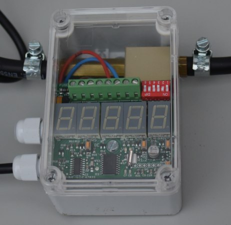 Для настройки времени работы отпугивателя под прозрачной крышкой электронного таймера имеется LED-индикатор и микропереключатели