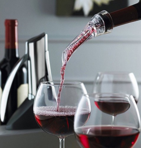 Аэратор "Magic Decanter Aroma" надевается на горлышко бутылки и насыщает вино кислородом при наливании в бокалы