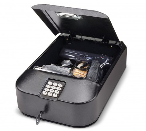 Габариты сейфа "Ospon 601" позволяют уложить в него деньги, ценные вещи и пистолет