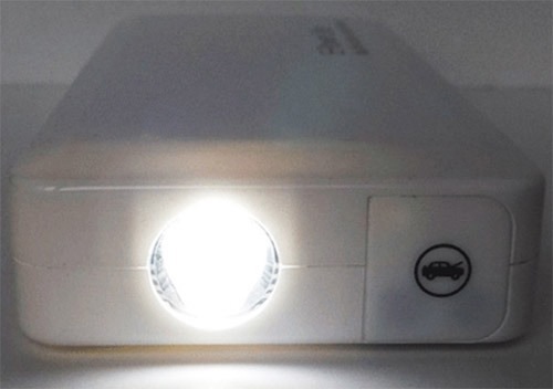 Наличие яркого фонарика — небольшое, но очень полезное дополнение к основному функционалу пуско-зарядного устройства