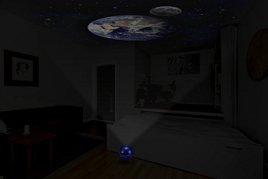 Изображение Земли и Луны на потолке в темной комнате выглядит крайне эффектно! (нажмите на фото для увеличения)