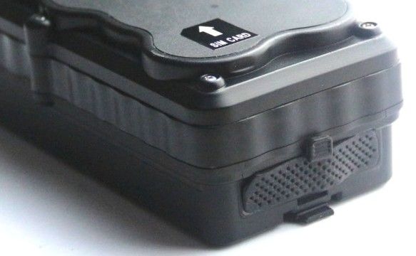 Слот для SIM-карты и разъем питания закрываются резиновой шторкой на застежке