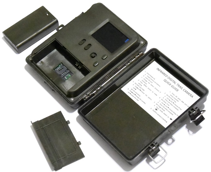 Внутри есть большой 2,5" экран и отсек для аккумулятора 