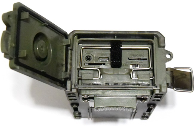 Отсек питания на 8 АА батарей 