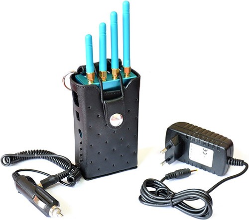 Подавитель GPS "Jammer GPS-12G" комплектуется двумя адаптерами: для питания от сети 220 В и бортовой сети автомобиля (увеличение по клику)