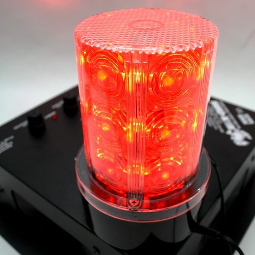 Лампа-стробоскоп для QB-4 "Strobe Light" крепится к отпугивателю при помощи магнитного фиксатора