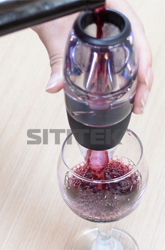 Аэратор "Magic Decanter Mini" — это стильный аксессуар, который пригодится каждому ценителю вина 