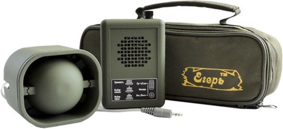 Электронный манок "Егерь-5.02ДМ" комплектуется внешним динамиком, распространяющим звук на 2 км и эргономичной сумкой для переноски набора