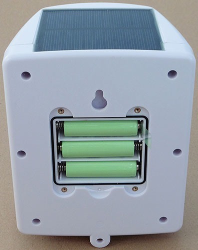 Аппарат работает от 3-х АКБ, которые в светлое время суток подзаряжаются от солнечной батареи (увеличение по нажатию)