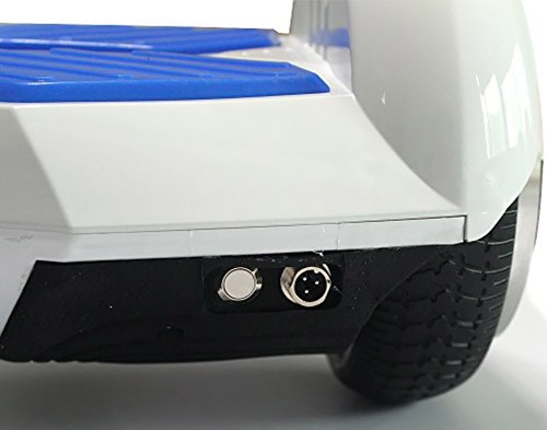 На задней панели корпуса гироскутера "SLX-003 Transformers + Music" расположена кнопка включения смартборда и гнездо для подключения зарядного устройства