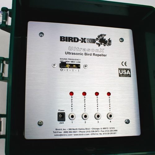 На лицевой панели ультразвукового отпугивателя птиц "Ultrason X" размещены гнезда для подключения динамиков и переключатель режимов работы