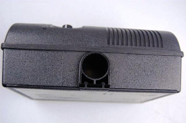 В нижней части корпуса отпугивателя Weitech WK0051 Garden Protector имеется отверстие для кронштейнов