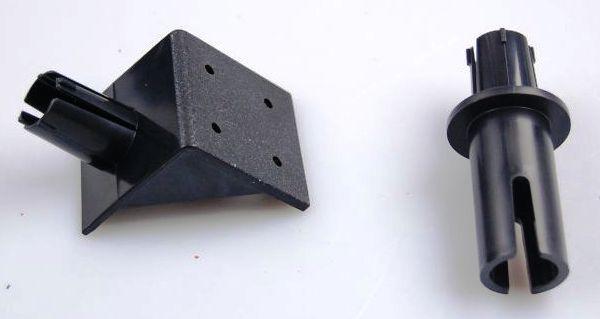 Два кронштейна из комплекта отпугивателя Weitech WK0051 Garden Protector — для крепления на стену и на трубу