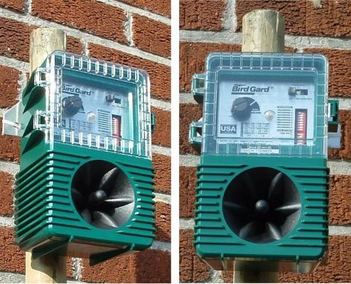 Отпугиватель "AntiBird Pro", закрепленный на древке