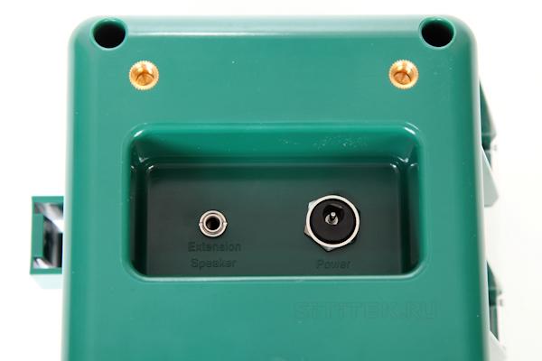 Разъем питания и вывод на внешний динамик на задней панели отпугивателя "AntiBird Pro"