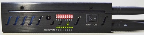 На правой части корпуса прибора "Страж Мини 4G" расположены включатели подавления каждого из восьми диапазонов и светодиоды, сигнализирующие о том, что блокировка активирована