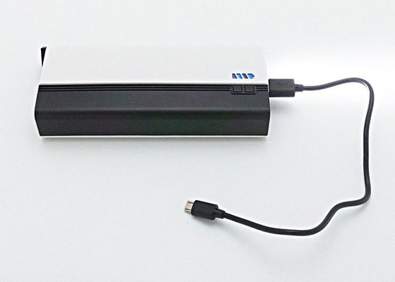 Порт microUSB и соответствующий шнур-переходник в комплекте способны выручить владельца устройства "JumStarter 12000mAh" в критической ситуации