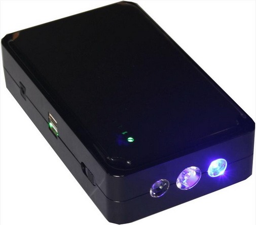 Пуско зарядное устройство "Jump Starter 24000mAh" может послужить в качестве фонаря