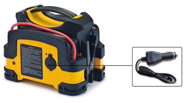 "Jump Starter 500A Professional" может заряжать портативные устройства при помощи универсального USB-адаптера