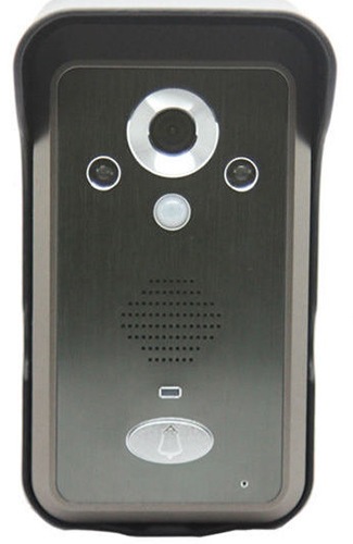 Вызывная панель беспроводного видеодомофона "KIVOS Triple" имеет современный дизайн и хорошо подходит к внешнему виду практически любых входных дверей