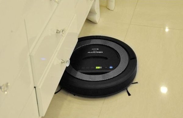 Робот-пылесос "SITITEK QQ-5" легко проникает под диваны, кровати и прочую мебель