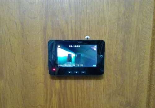 Внешний монитор видеоглазка "SITITEK Simple II" устанавливается на дверь с помощью крепежной пластины