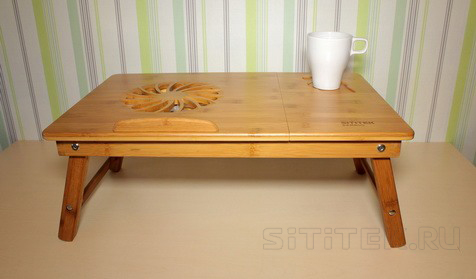Подстаканник в столике "SITITEK Bamboo 1" расположен в правом верхнем углу его столешницы, поэтому кружка с любимым напитком не будет мешать использованию ноутбука