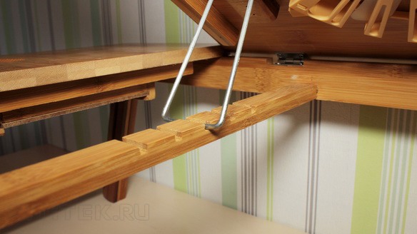 Столешница столика "SITITEK Bamboo 1" имеет ступенчатый механизм регулировки по наклону и надежно фиксируется в горизонтальном положении с помощью магнита 