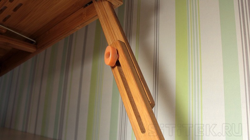 Чтобы зафиксировать ножки столика SITITEK Bamboo 2 на выбранной высоте, они снабжены специальными винтами 