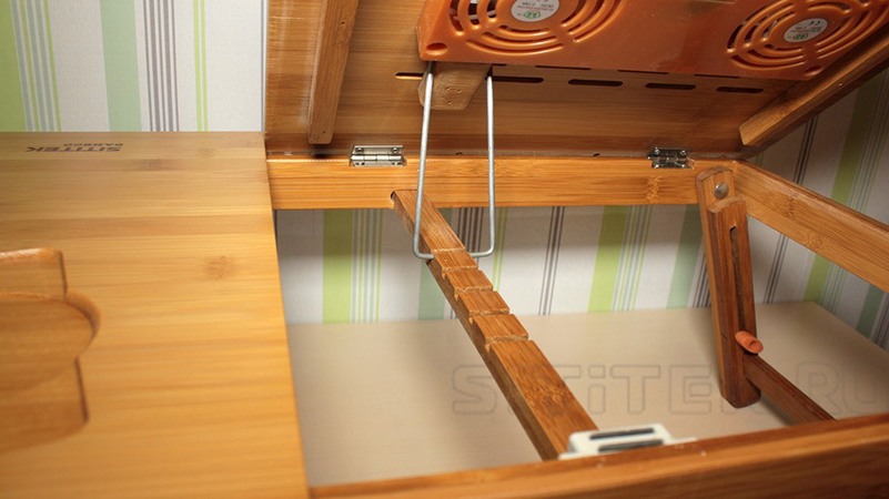 Столешница столика SITITEK Bamboo 2 имеет ступенчатый механизм регулировки по наклону и надежно фиксируется в горизонтальном положении с помощью магнита 