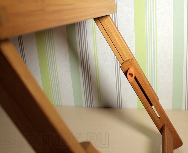 Для фиксации столика Bamboo 2 на нужной высоте на его ножках предусмотрены специальные винты с пластиковыми ручками 
