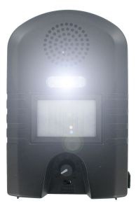 Отпугиватель "Weitech WK0052" с включенным светодиодным фонариком