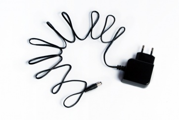 Длина шнура питания сетевого адаптера составляет 1,5 метра, что позволяет подключить с его помощью отпугиватель практически к любой розетке