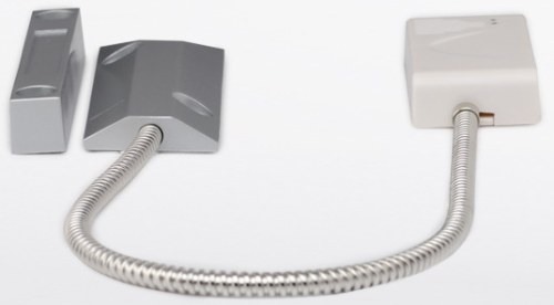 Конструктивно беспроводной датчик открытия металлической двери отличается от обычных датчиков тем, что для повышения помехозащищенности его геркон вынесен в отдельный корпус и соединен с передатчиком кабелем 