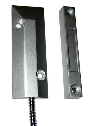 Геркон и магнит беспроводного датчика открытия металлических дверей выполнены в металлических корпусах, обеспечивающих защиту от механических воздействий и помех 