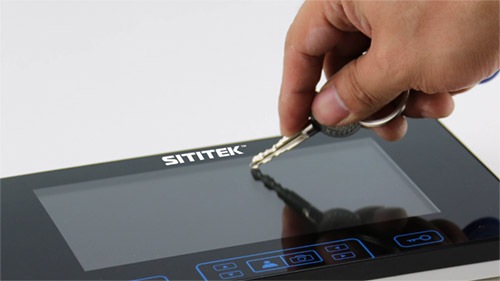 Монитор видеодомофона SITITEK "Grand Touch II" защищен прочным закаленным стеклом, поэтому он не боится неаккуратного обращения 