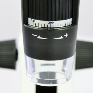 Фокусировка изображения в микроскопе Микрон LCD осуществляется специальным регулятором