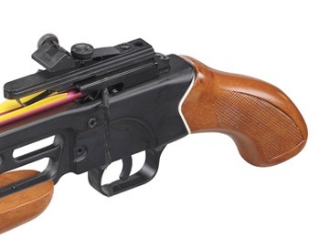 Деревянная рукоятка пистолетного типа позволяет прочно и надежно фиксировать оружие в руке