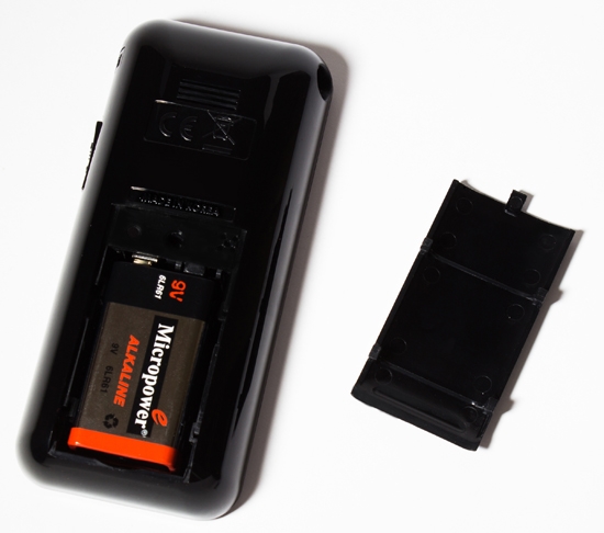 Батарейный отсек алкотестера "SITITEK СА2010" со снятой крышкой (хорошен виден элемент питания — 9-вольтовая батарейка)