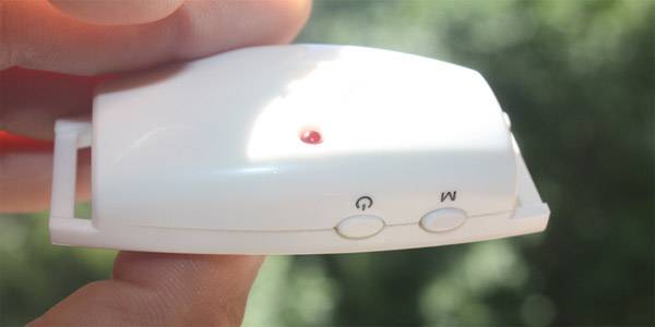 Для управления отпугивателем используются 2 кнопки, расположенные на одной из боковых сторон его корпуса