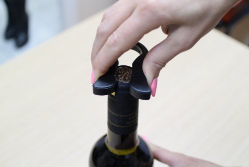 Используйте входящий в комплект нож для удаления фольги с горлышка бутылки