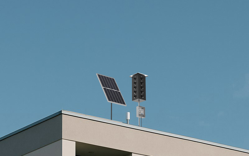 Отпугиватель птиц Град А-20 Pro на крыше складского помещения